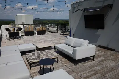 Image de Spacious Luxury Oasis-Roof Top-Wine-Parking-Yale