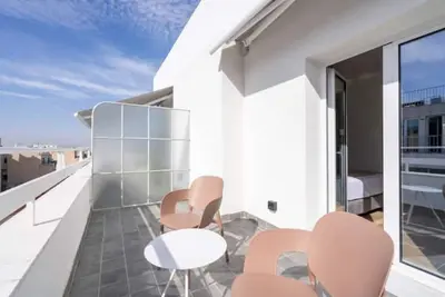 Image de Modern sunny apartment with balcony on Ermou Street