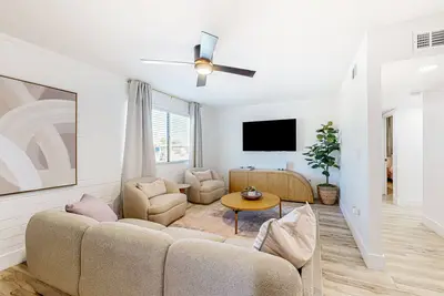 Image de Peaceful getaway with courtyard, outdoor kitchen, firepit, & W\/D