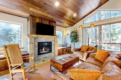 Image de Stunning forest home with large deck, walk to Lake Tahoe & Sugar Pine Point