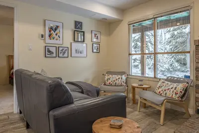 Image de Ground level suite with sauna and close to the village and chairlifts.