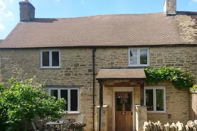 Image de Pass the Keys | The Pippins a Cotswold cottage and garden parking