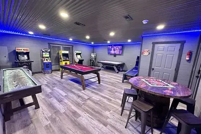 Image de Amazing Luxury New 8bdrm Cabin-Pool-Arcades-Gazebo