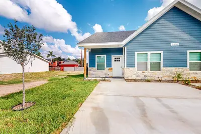 Image de Brand-new house with enclosed yard, central Ac, & high-end appliances
