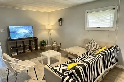 Image de 5 Mins to Niagara Falls! Cozy home with parking and pet friendly!