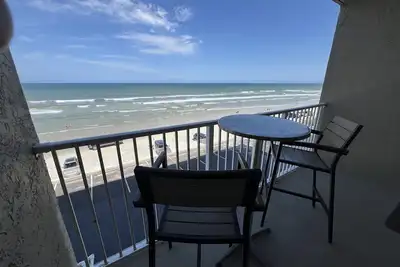 Image de Direct Oceanfront Pirate Themed, King Bed, Private Balcony, close to everything!