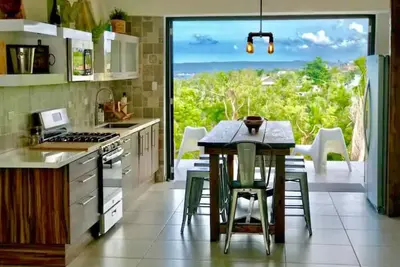 Image de Minutes from the beach, modern home with ocean views. Pet friendly!