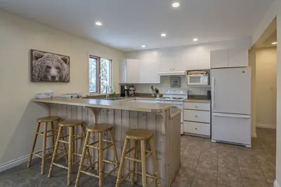Image de Easy ski-in and ski out from this home with private hot tub, laundry & fireplace