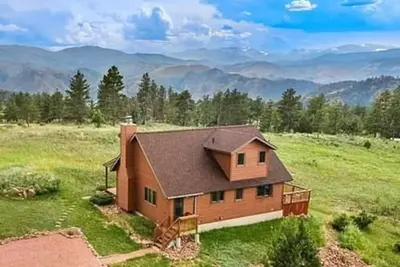 Image de View-worthy wilderness retreat with cozy fireplace