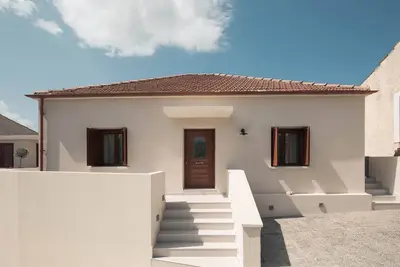 Image de A stone dwelling which blend tradition with modern functionality.
