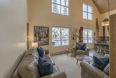 Image de Amazing location with private hot tub, sauna, laundry and ground level suite.