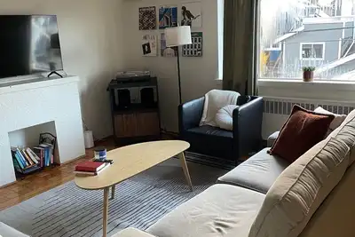 Image de Retro apartment in central Kitsilano, walking distance from the beach.
