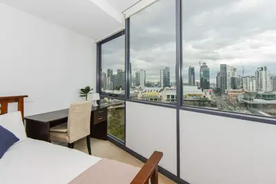 Image de Backpackers Delight with Sprawling City Views