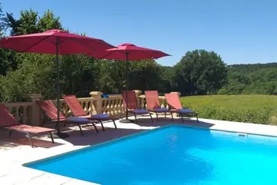 Image de Paradis de vacances récemment rénové avec piscine