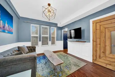 Image de Avondale Gem: 2br w/Free Parking, Train Access & 2 Offices, Near Logan Sq