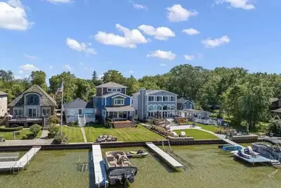 Image de Luxury Waterfront Oasis on Serene Cass Lake