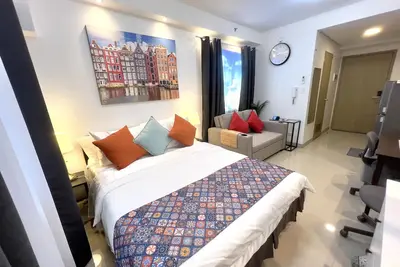 Image de 15 minutes to Airport - Modern Condo with Pool View Balcony and Premium Coffee