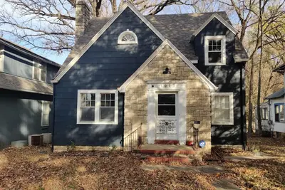 Image de Cozy, Rustic Bungalow