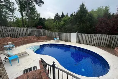 Image de 3 bedroom, 2. 5 bathroom patio home with an inground pool