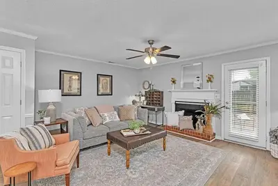 Image de 2 bedroom home with 1. 5 bathrooms and fully fenced backyard