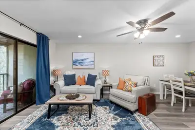 Image de Beautiful 2 bedroom 2 bathroom condo with balcony overlooking creek