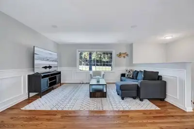 Image de Home in Raleigh - New, Location near North Hills