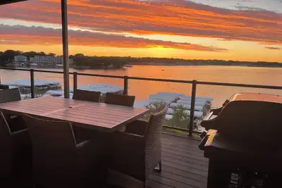 Image de Spacious 4 Bedroom\nLakefront Luxury. Panoramic Views & 6 waterpark passes at Bb.