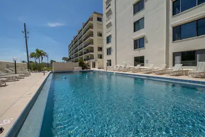 Image de Oceanfront | Ground Floor | Monthly Rental 2br/2ba