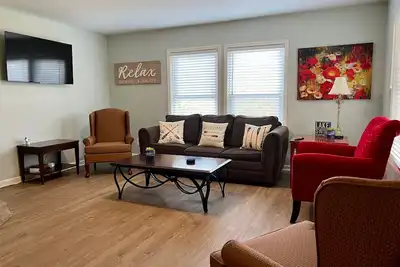 Image de Large yard and patio, lake view, hi speed WiFi, 2