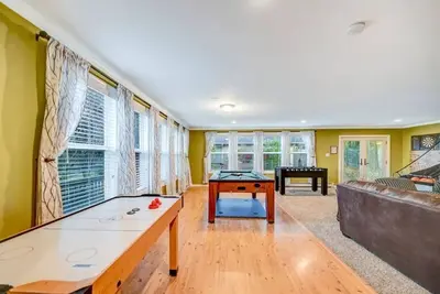 Image de Renovated Modern Farmhouse Suite game Sauna Room and TVs in all bedroom
