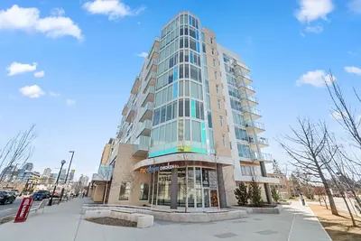 Image de Spacious 1 Br Condo, Steps from CTrain Station!