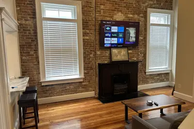 Image de Historic Loft in Frankfort Entertainment District