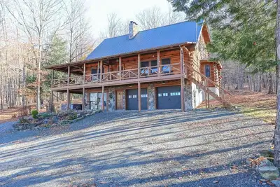 Image de Beautiful Adirondack Log Cabin on Lake Sacandaga with Hot Tub