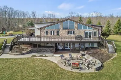Image de Beautiful Chalet with Views\/Pool\/Hot tub\/Pond!