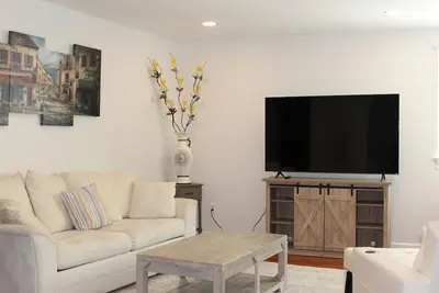 Image de Comfy and Cozy -Minutes from Dc!