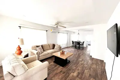Image de House, close to Disneyland, and beaches. 1. 5 miles to John Wayne airport.