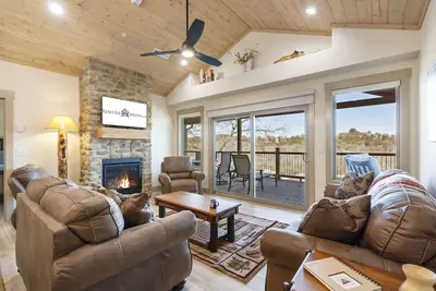 Image de Expansive Decks, Labor Day Open, Private Hot Tub, Farmhouse Charm, Taneycomo Views, Amenities