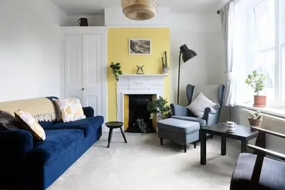 Image de Fantastic 2bd Victorian Apt - 4 adults and 1 child