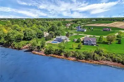 Image de The Lakeshore Cottage