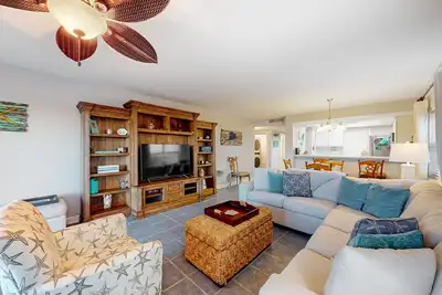 Image de Oceanfront condo with shared pool & patio, open layout, W/D, & Ac