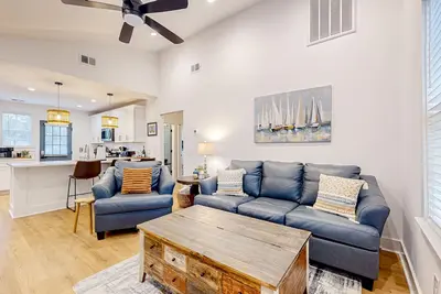 Image de Renovated charmer with chef's kitchen, front porch, work desk, Ac, & firepit