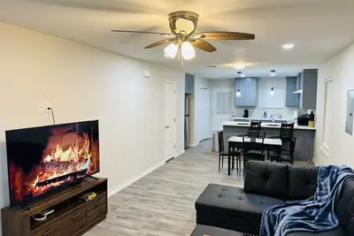 Image de Stunning Apt/Free parking/Wi-Fi