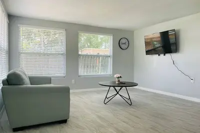 Cozy 2br - Frontyard - 4mil ~Causeway - Pet - Friendly