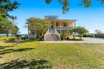 Image de Waterfront charmer with expansive outdoor space, full kitchen, W/D, & central Ac