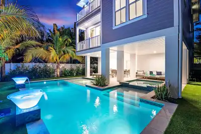 Image de Benny's Bungalow | Huge 7br New Construction, Private Heated Pool, Walk to Beach and Pier!