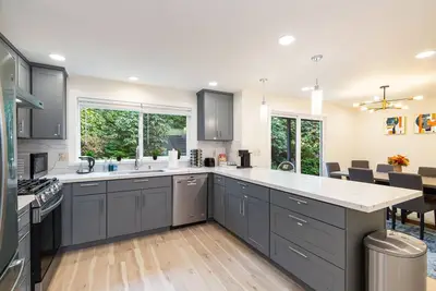 Image de Perch - Cul-de-Sac Comfort: Room for everyone: 4 br, dual living room