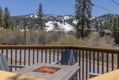 Image de Walk to Ski Resort: Mtn-View Cabin w/ Hot Tub!
