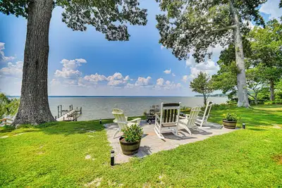 Image de Waterfront Gloucester Cottage w\/ Private Boat Dock