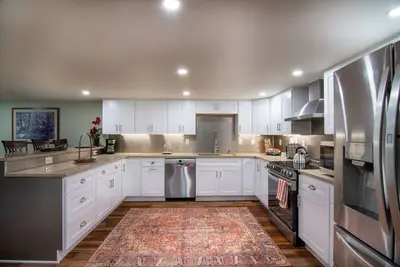 Image de Private Basement Unit w/ Beautiful, Spacious Backyard