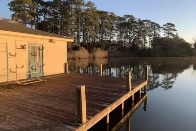 Image de Lakeside pavilion on private lake with a boathouse, outdoor fireplace, kayaks.
